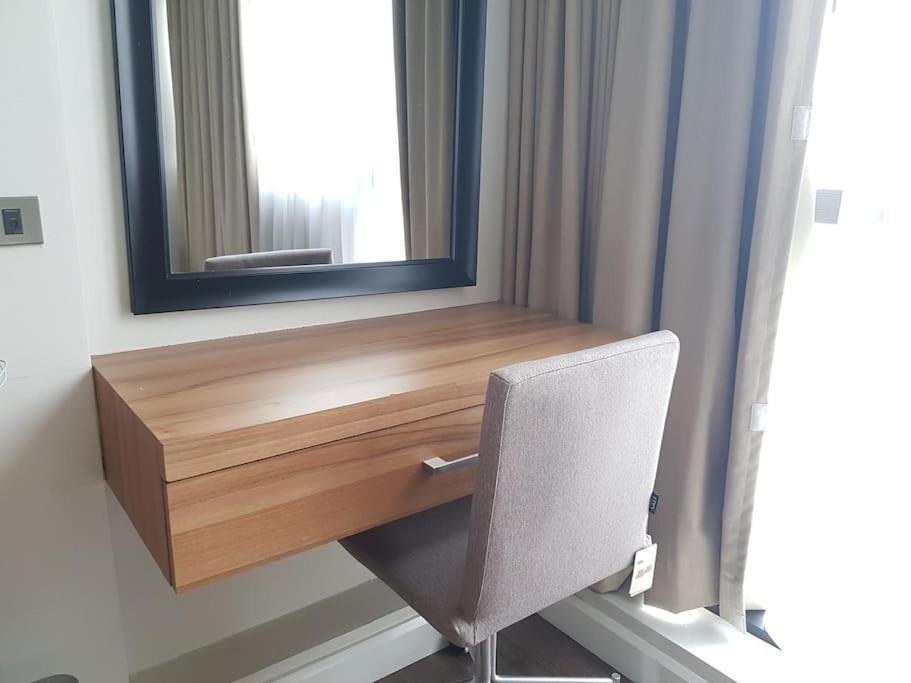 Modern 1bd Executive Suite, Netflix Wifi Pool Gym Manila